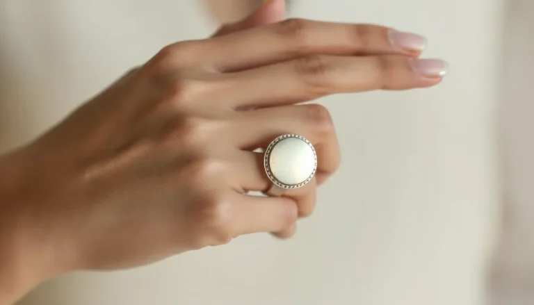 Chevalière femme : à quel doigt la porter et quelle signification ?